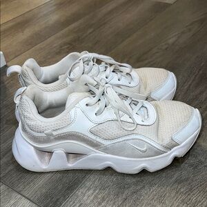 Nike RYZ sneakers